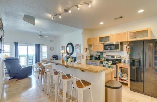 Galveston Apartamento | Walk to Galveston Beach Family Condo with Pool