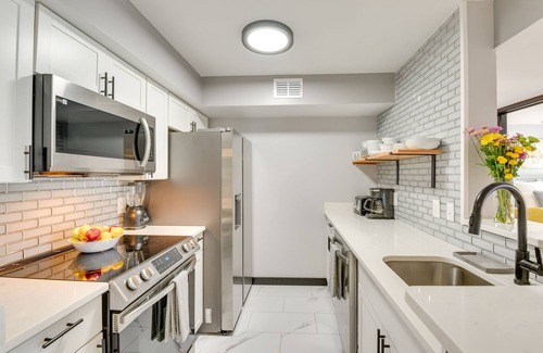 Indian Bayou Condominio | Walk to Golf Course & Beach: Modern Destin Condo