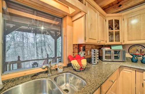 Maggie Valley Casa | Walk to Golfing Grand Maggie Valley Cabin!