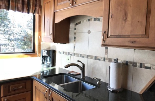 Weisshorn Casa | Camine hasta la góndola y la ciudad, ideal para familias, patio plano cercado / jacuzzi, wifi