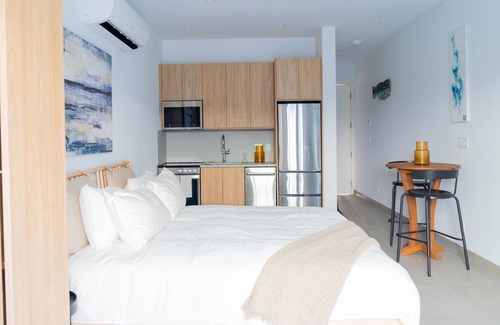 Grace Bay Apartamento | Walk to Grace Bay- Stunning Pool Views ! Z-B303