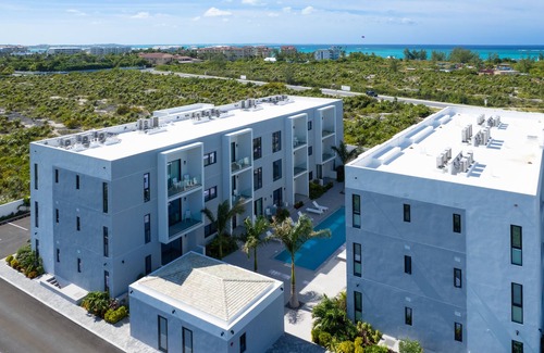 Grace Bay Apartamento | Walk to Grace Bay- Stunning Pool Views ! Z-B303