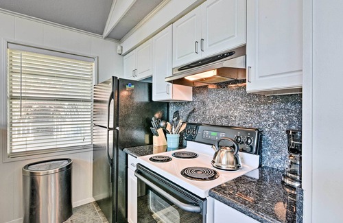 Pirates Beach Casa | Walk to Gulf: Cozy Beach House in Galveston!