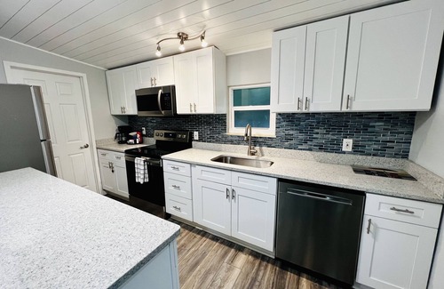 Historic District Casa | Walk to Historical Canal Street - 5 Minute Ride To The Beach!