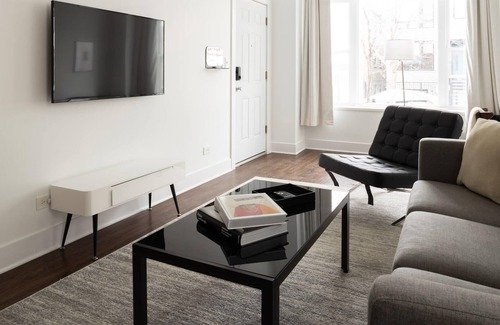 Pilsen Apartamento | Walk to IMD, Eats, Bars | EZ Access + WD | Zencity