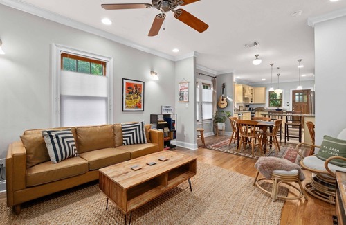 Bouldin Casa | * Walk to it all ~ Adorable Historic Bungalow *