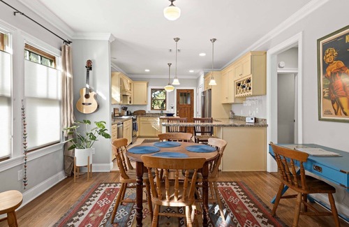 Bouldin Casa | * Walk to it all ~ Adorable Historic Bungalow *