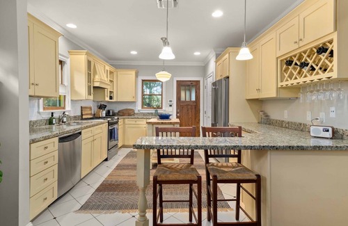 Bouldin Casa | * Walk to it all ~ Adorable Historic Bungalow *