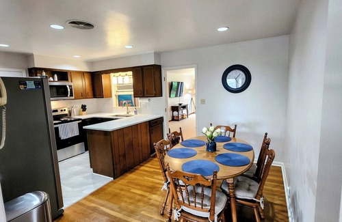 Bloomington Casa | Walk to IU stadium.Close to Lake Monroe & Griffey Lake & space to park your boat