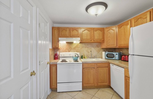 Seventh Ward Casa | Walk to Jazz Fest- 5 beds, Private Patio, Parking, Grill, King Suite w/TV