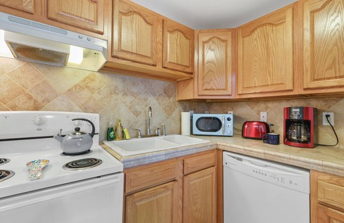 Seventh Ward Casa | Walk to Jazz Fest- 5 beds, Private Patio, Parking, Grill, King Suite w/TV