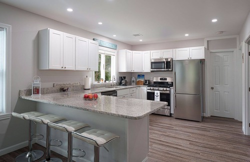 Osterville Apartamento | Walk To Joshua Pond and Main Street. Renovated 2BR Cottage. Mid-Cape.