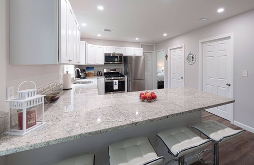 Osterville Apartamento | Walk To Joshua Pond and Main Street. Renovated 2BR Cottage. Mid-Cape.