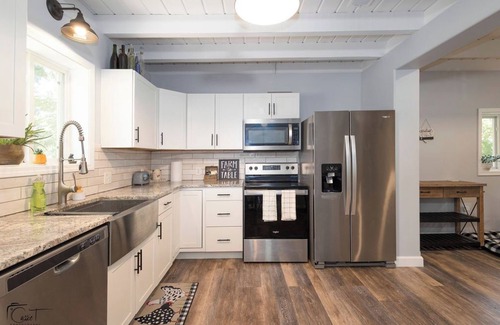 Manhattan Casa | Walk to stadium+ roof deck + 1 acre yard! 0.5 mile to KSU! Pet, family friendly