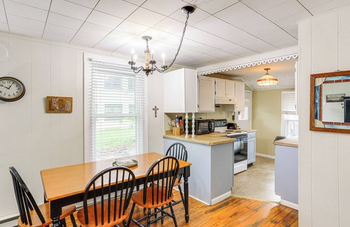 Lakeside Cabaña | Walk to Lake: Historic Lakeside Marblehead Cottage