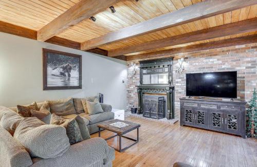 Lake Arrowhead Casa | Walk to Lake Arrowhead Home with Hot Tub and Wet Bar!