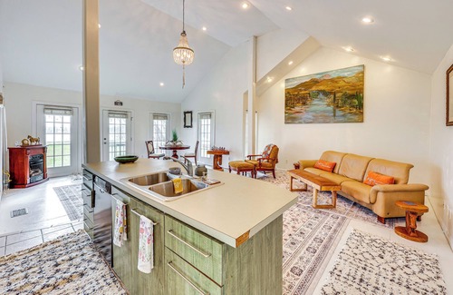 Lake Village Cabaña | Walk to Lake Chicot: Cottage w/ Yard & Views!