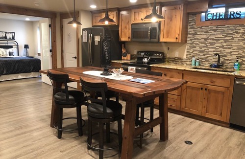 Coeur d'Alene Cabaña | Walk to Lake, DT CdA & hike Tubbs Hill. Perfect location & brand new everything!