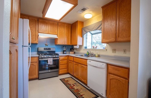 Lakehead Casa | Walk to Lake/Marina, Game Rm, Hot Tub, Sleeps 10 - Shasta Lakeshore Retreat #12