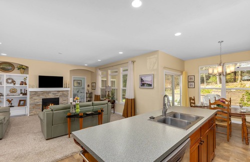 Holland Casa | Walk to Lake Michigan. Spacious 5-bedroom house near Tunnel Park and bike trails