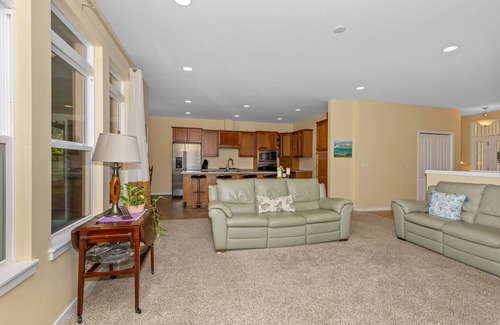 Holland Casa | Walk to Lake Michigan. Spacious 5-bedroom house near Tunnel Park and bike trails