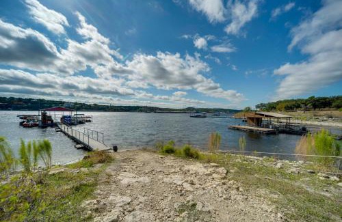 Lakeway Apartamento | Walk to Lake Travis Austin Tiny Home with Hot Tub!