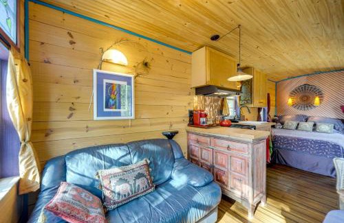 Lakeway Apartamento | Walk to Lake Travis Austin Tiny Home with Hot Tub!
