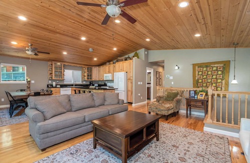 Glencoe Cabina | WALK TO LAKEMONT PINES LAKE AND ARNOLD RIM TRAIL W/AIR CONDITIONING