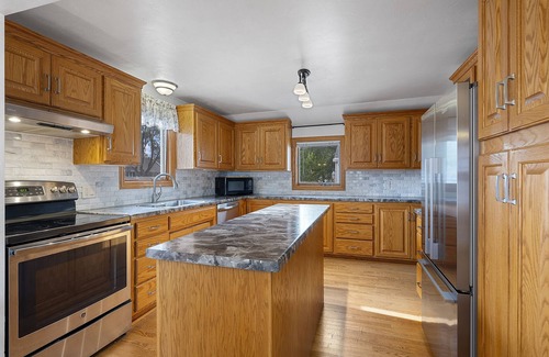Green Bay Casa | Walk to Lambeau!! Cozy 3 Bed ranch with fenced yard - Pet Friendly!