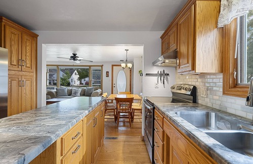 Green Bay Casa | Walk to Lambeau!! Cozy 3 Bed ranch with fenced yard - Pet Friendly!