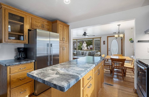 Green Bay Casa | Walk to Lambeau!! Cozy 3 Bed ranch with fenced yard - Pet Friendly!