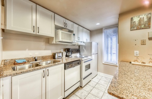 Craigleith Condominio | Camina para levantar / lanzadera! Acogedor condominio w / piscina compartida, jacuzzi y tenis - perros OK!