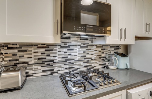 Fauntleroy Apartamento | Walk to Lincoln Park: Charming Couples Getaway