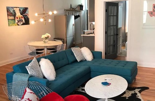 Old Town Triangle Apartamento | Walk to Lincoln Park, North Avenue Beach, and Second City! Lovely Old Town Charm! condo