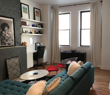 Old Town Triangle Apartamento | Walk to Lincoln Park, North Avenue Beach, and Second City! Lovely Old Town Charm! condo
