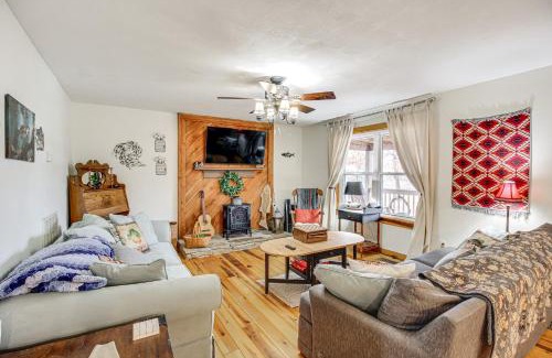 Fort Payne Casa | Walk to Little River Falls Lakefront Cabin
