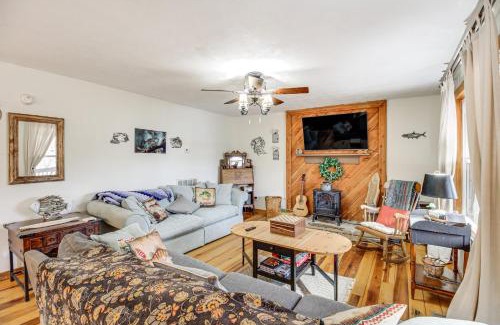 Fort Payne Casa | Walk to Little River Falls Lakefront Cabin