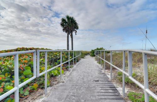 Madeira Beach Apartamento | Walk to Madeira Beach Family Resort Condo