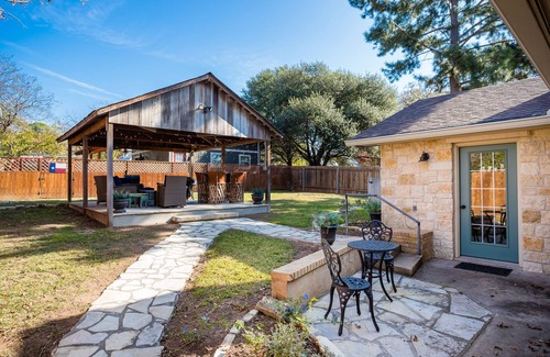 Fredericksburg Casa | A pie de la principal. Hill Country Stone Haus con pabellón exterior exclusivo