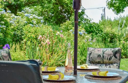 Chatham Casa | Walk to Main St and Oyster Pond in Chatham