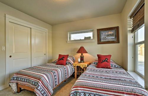 Ennis Casa | Walk to Main St! Ennis Townhome with Balcony