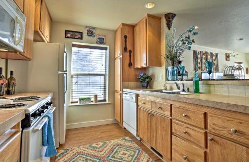 Ennis Casa | Walk to Main St! Ennis Townhome with Balcony