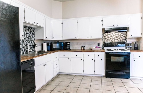Canon City Casa | Walk to Main Street and Train · Charming Family Home · Hot Tub