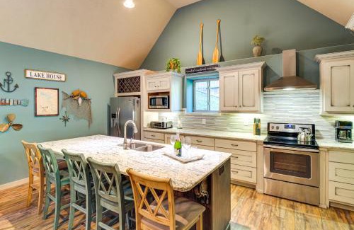 Smithville Casa | Walk to Marina Center Hill Lake Home with Hot Tub