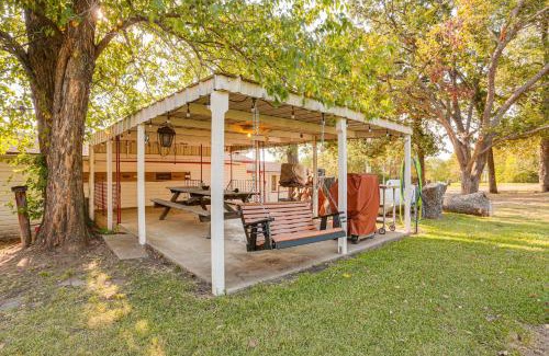 Kingston Casa | Walk to Marina Family Home with Yard in Kingston