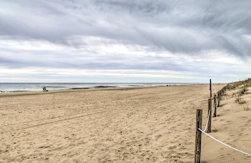 North Ocean City Apartamento | Walk to Maryland Beach Coastal Condo with Balcony
