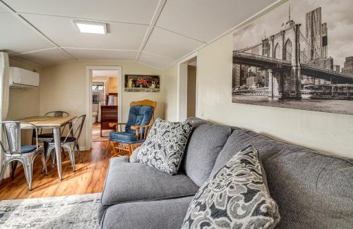 Coos Bay Casa | Walk to Mingus Park Quaint Escape with Private Yard