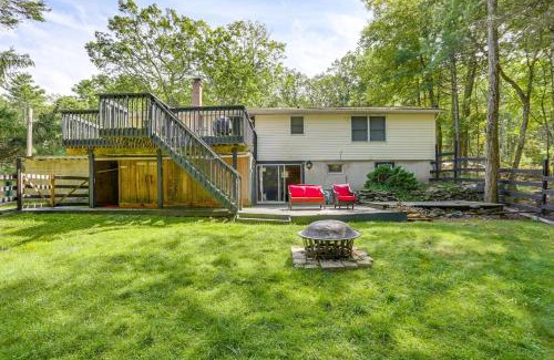 Town of Lumberland Casa | Walk to Mohican Lake Catskills Getaway with Dock!