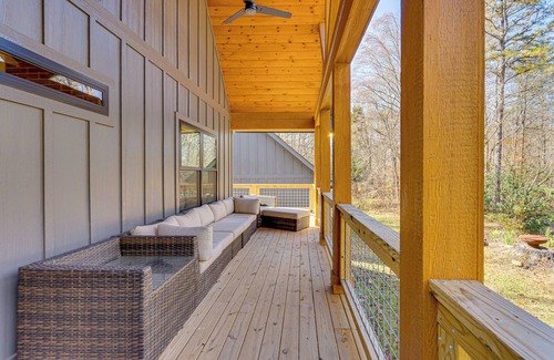Hayesville Cabaña | Walk to Nantahala Forest: Mtn-view Creekside Haven