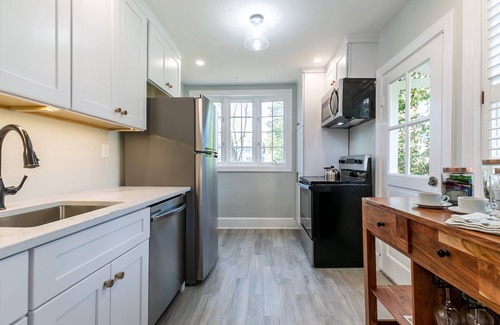 West Annapolis Casa | Walk to Navy stadium and restaurants from Captain’s Crossing Cape with Private deck and backyard